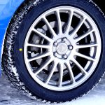 スタッドレスタイヤの仕組みと原理について。なぜスタッドレスタイヤは冬道で滑りにくいのか？