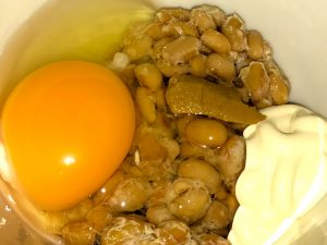 納豆にマヨネーズと生卵を入れて食べたらおいしかった！