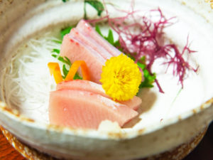 お刺身にの上に乗っている花の名前は何？