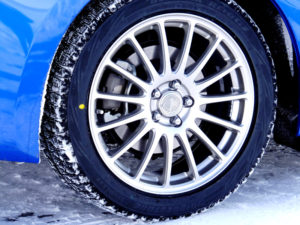 スタッドレスタイヤの仕組みと原理について。なぜスタッドレスタイヤは冬道で滑りにくいのか？